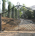 cancello decorato in ferro battuto