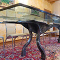 современный стол из железа и стекла